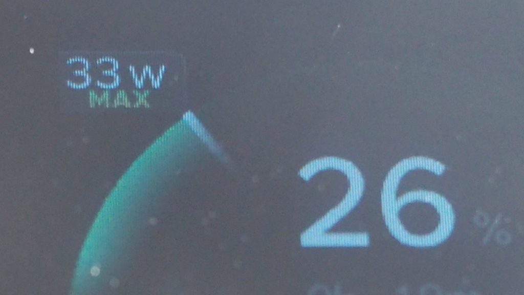 UGREEN Nexode Wavy 10000mAhのディスプレイ表示。