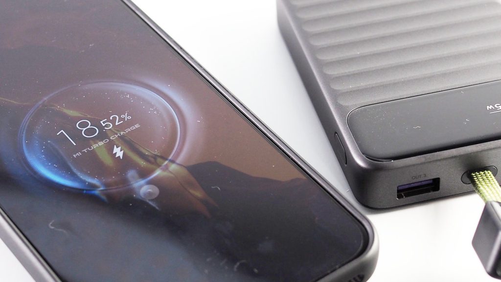 POCO F7はMI TURBO CHARGEで充電された。
