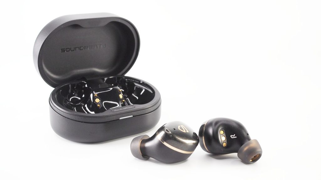 SOUNDPEATS Aura Nebulaのケースとイヤホン本体。