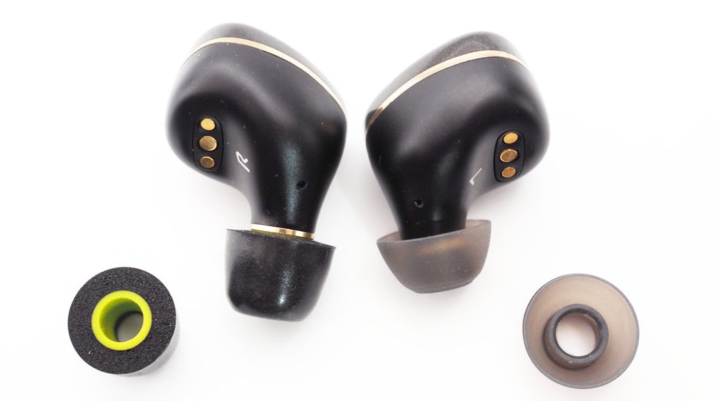 左：Aura NebulaにMIS-Tip T55を装着、右：付属のイヤーピース。
