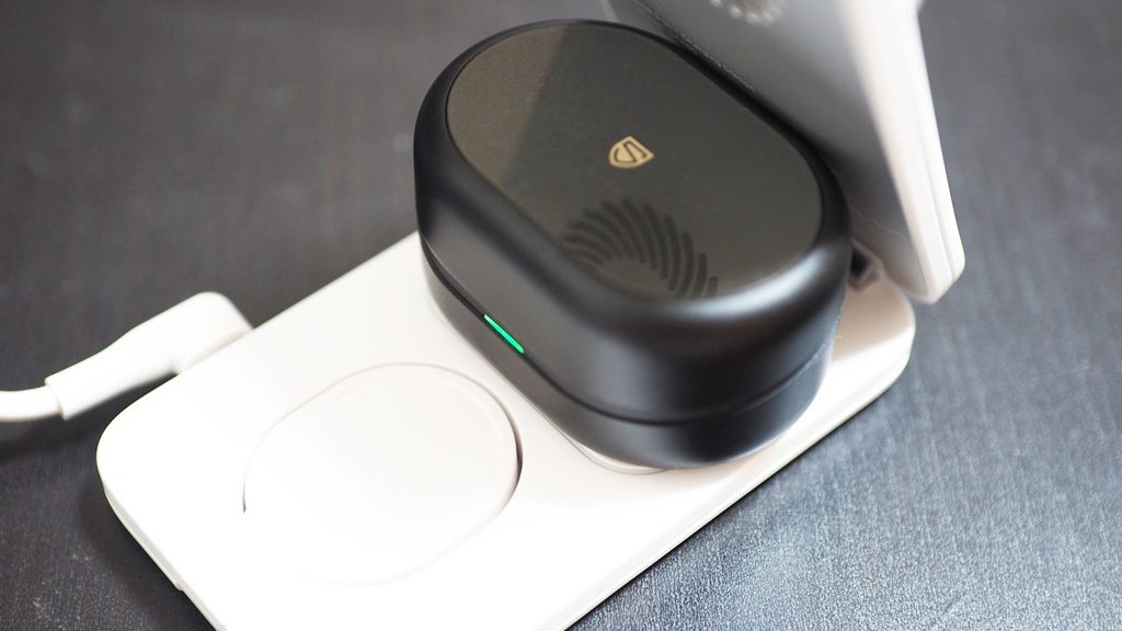 Aura Nebulaのケースをワイヤレス充電器に置いたところ。
