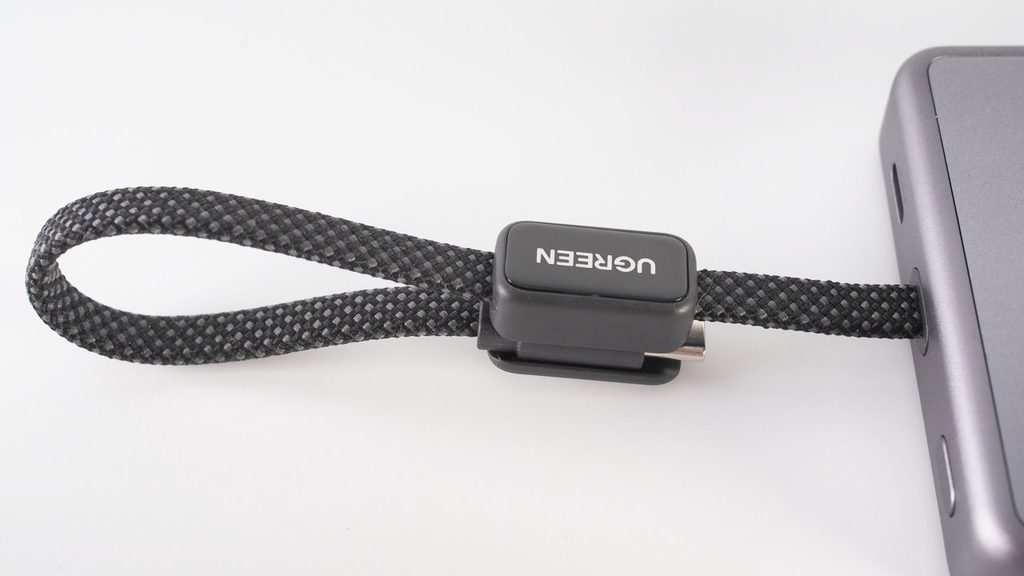 UGREEN MagFlow Pro 10000mAhの内蔵ケーブル。