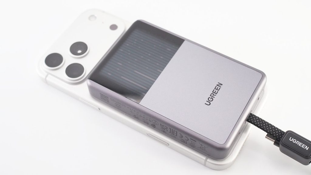 UGREEN MagFlow Pro 10000mAhでiPhone 17 Pro MaxをMagSafe充電しているところ。